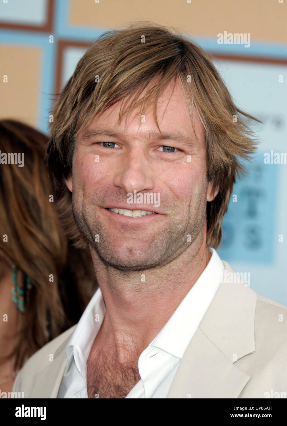 4. März 2006; Santa Monica, Kalifornien, USA; Schauspieler AARON ECKHART bei der 21. jährlichen IFP Independent Spirit Awards statt in einem Zelt am Strand von Santa Monica.  Obligatorische Credit: Foto von Lisa O'Connor/ZUMA Press. (©) Copyright 2006 von Lisa O'Connor Stockfoto
