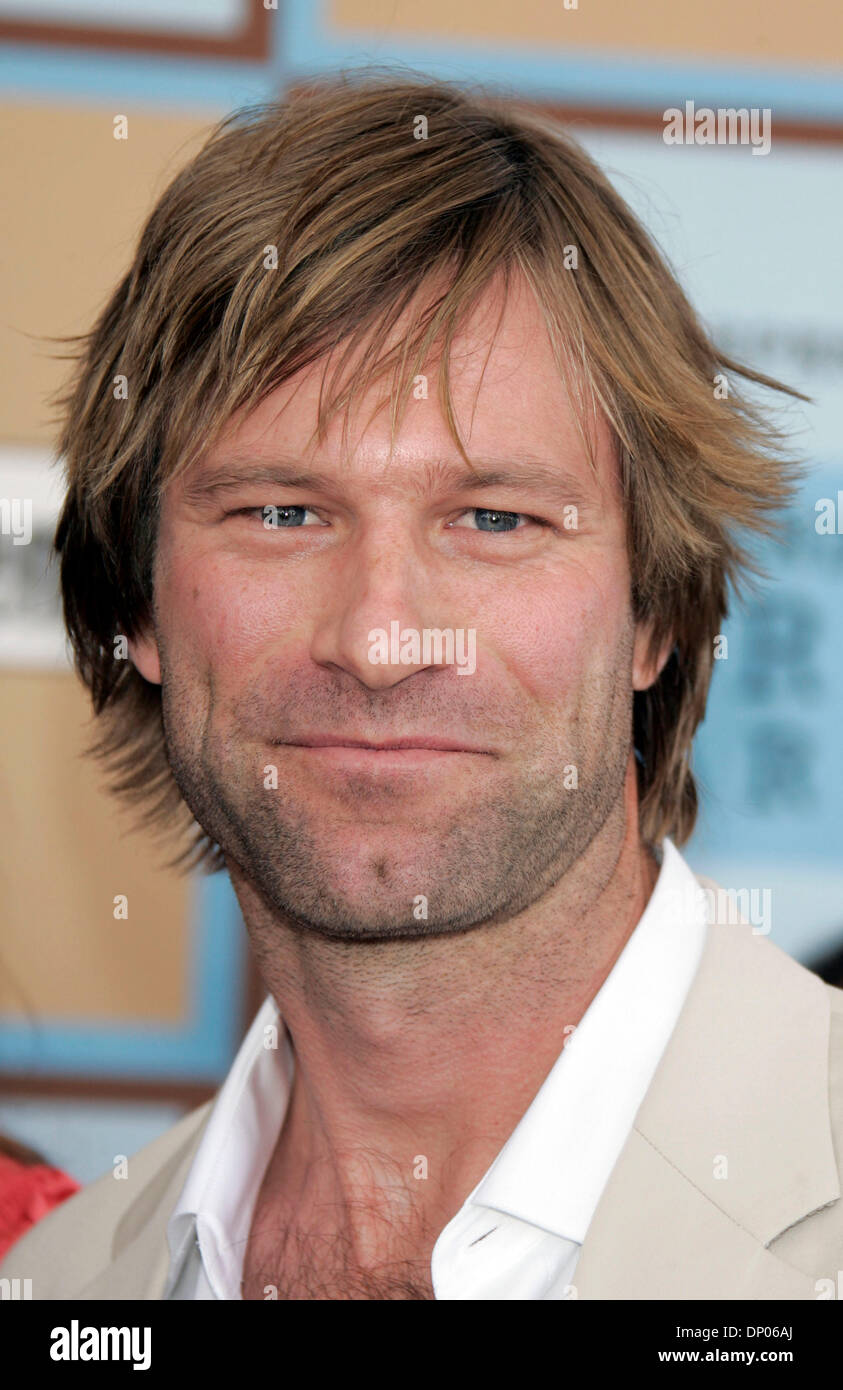 4. März 2006; Santa Monica, Kalifornien, USA; Schauspieler AARON ECKHART bei der 21. jährlichen IFP Independent Spirit Awards statt in einem Zelt am Strand von Santa Monica.  Obligatorische Credit: Foto von Lisa O'Connor/ZUMA Press. (©) Copyright 2006 von Lisa O'Connor Stockfoto