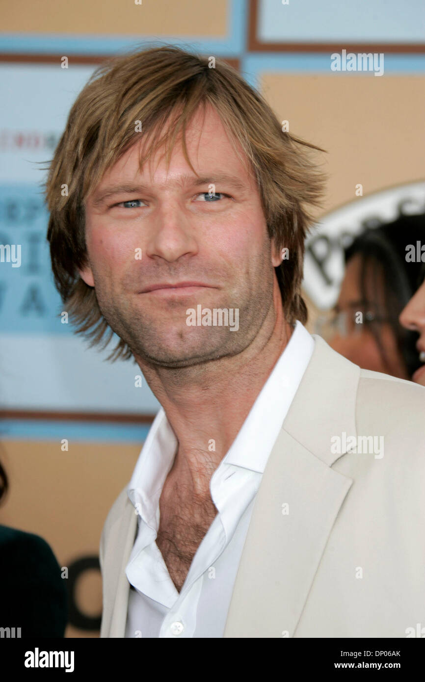 4. März 2006; Santa Monica, Kalifornien, USA; Schauspieler AARON ECKHART bei der 21. jährlichen IFP Independent Spirit Awards statt in einem Zelt am Strand von Santa Monica.  Obligatorische Credit: Foto von Lisa O'Connor/ZUMA Press. (©) Copyright 2006 von Lisa O'Connor Stockfoto