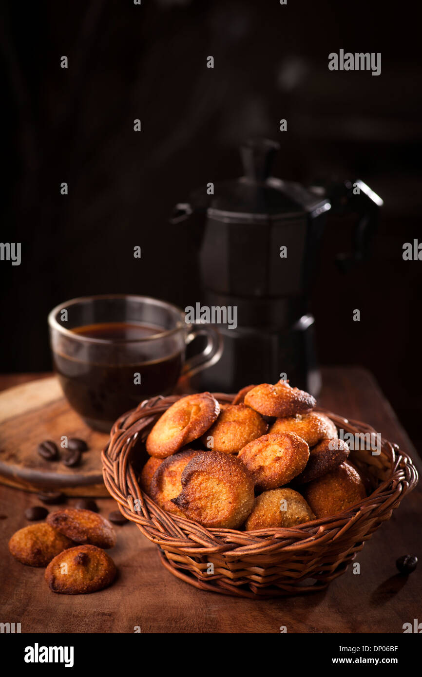 Tasse Kaffee und Gebäck Stockfoto