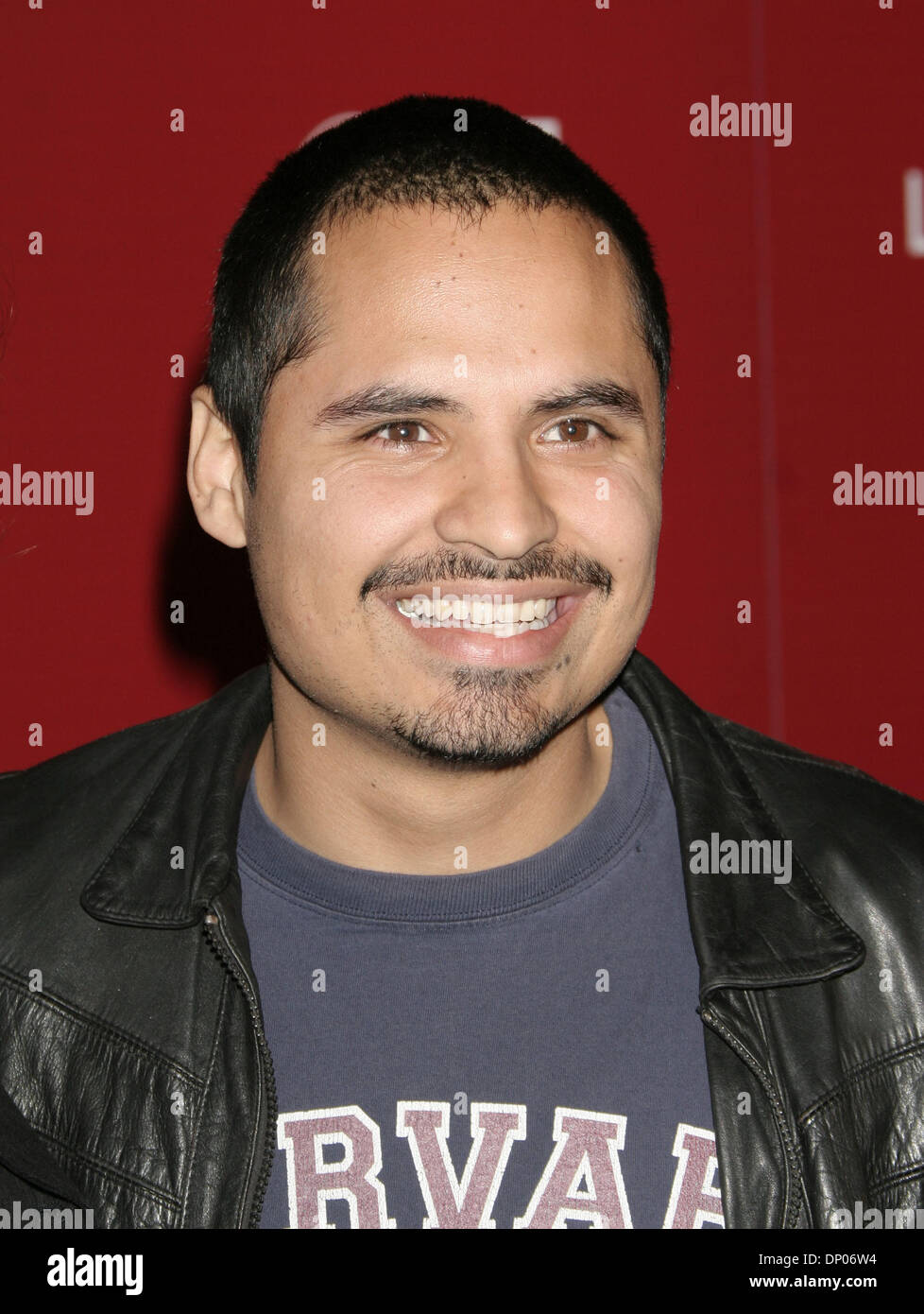 4. März 2006; Hollywood, Kalifornien, USA; Schauspieler MICHAEL PENA auf der "The Weinstein Companys vor Oscar Party" statt an der Pacific Design Center. Obligatorische Credit: Foto von Paul Fenton/KPA/ZUMA Press. (©) Copyright 2006 von Paul Fenton Stockfoto