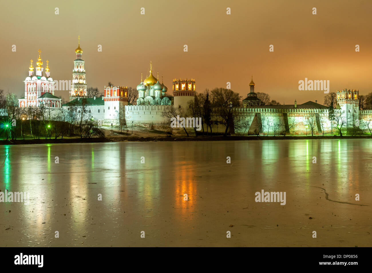 Nowodewitschi-Kloster am Winternacht Stockfoto