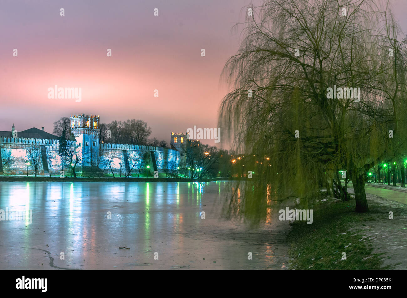 Moskauer Nowodewitschi-Kloster: Landschaft der Mauer und der Baum Winter nachts Stockfoto