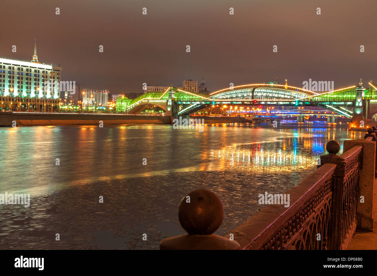 Bogdan Khmelnitsky Brücke in der Nacht in Moskau. Die schöne Fußgängerbrücke über der Moskwa. Stockfoto