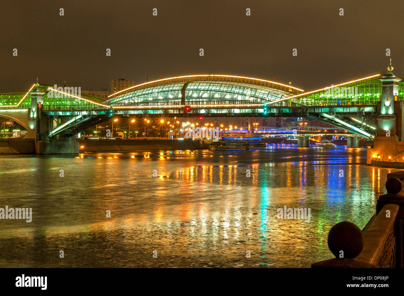 Bogdan Khmelnitsky Brücke in der Nacht in Moskau. Die schöne Fußgängerbrücke über der Moskwa. Stockfoto