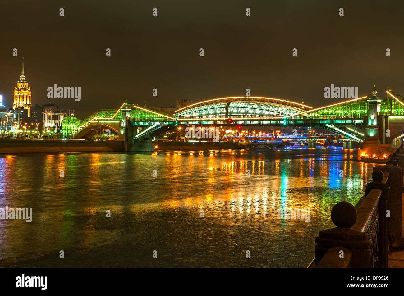 Bogdan Khmelnitsky Brücke in der Nacht in Moskau. Die schöne Fußgängerbrücke über der Moskwa. Stockfoto