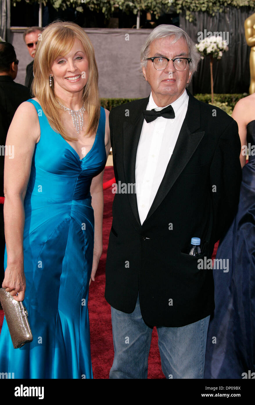 5. März 2006; Hollywood, Kalifornien, USA; OSCARS 2006: DIANA OSSANA & LARRY MCMURTRY Ankunft in der 78. Oscar-Verleihung im Kodak Theatre in Hollywood statt. Obligatorische Credit: Foto von Lisa O'Connor/ZUMA Press. (©) Copyright 2006 von Lisa O'Connor Stockfoto