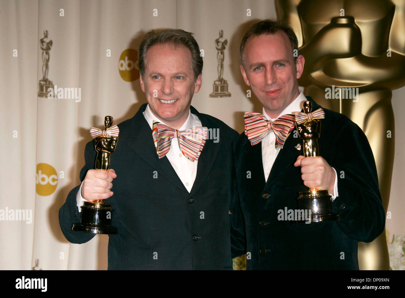 5. März 2006; Hollywood, Kalifornien, USA; OSCARS 2006: Gewinner "Best Animated Feature of The Year" für "Wallace & Gromit in the Curse of the Were-Rabbit" STEVE BOX und NICK PARK im Presseraum an der 78. Oscar-Verleihung im Kodak Theater in Hollywood statt. Obligatorische Credit: Foto von Lisa O'Connor/ZUMA Press. (©) Copyright 2006 von Lisa O'Connor Stockfoto