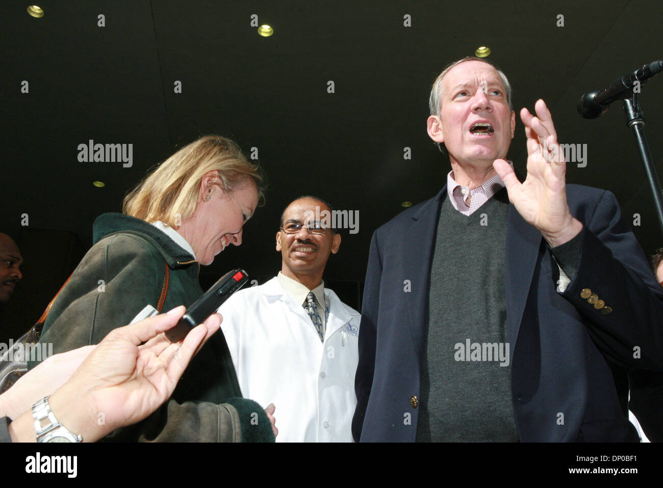 6. März 2006; Manhattan, NY, USA; Gouverneur GEORGE PATAKI und seiner Frau LIBBY Columbia Presbyterian Hospital in Manhattan nach der Operation verlassen. Obligatorische Credit: Foto von Mariela Lombard/ZUMA Press. (©) Copyright 2006 von Mariela Lombard Stockfoto