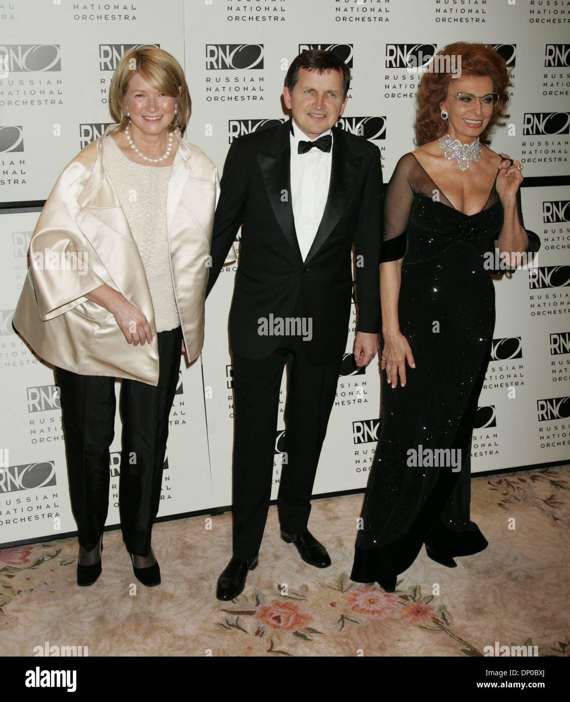 7. März 2006; New York, NY, USA; MARTHA STEWART, CHARLES SIMONYI und SOPHIA LOREN auf das Foto für das Russische Nationalorchester 15. Jubiläums-Gala im St. Regis Dach Ballroom. Obligatorische Credit: Foto von Nancy Kaszerman/ZUMA Press. (©) Copyright 2006 von Nancy Kaszerman Stockfoto