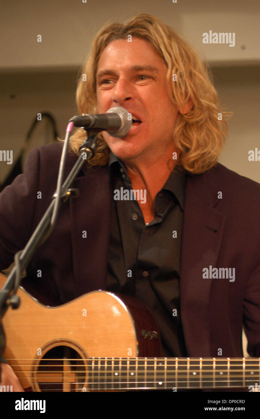 8. März 2006; New York, NY, USA; Führen Sie Sänger ED ROLAND von Collective Soul die live bei einem privaten Konzert im Kenneth Cole Store in New York. Obligatorische Credit: Foto von Jeffrey Geller/ZUMA Press. (©) Copyright 2006 von Jeffrey Geller Stockfoto