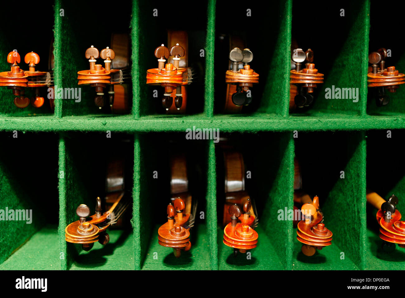 13. März 2006; Berkeley, CA, USA; Eine sichere Speichereinheit für Vintage Geigen, von denen einige Hunderttausende von Dollar lohnen.  Müde von der Arbeit für Caterpillar als Mechaniker und mit Sinn für Violinmusik, Jay Ifshin drei Jahre lang an der Geigenbauschule in Salt Lake City.  Mit Schulbildung abgeschlossen, Jay einen kleine Violine Shop in Berkeley, die Biene hatte gekauft Stockfoto