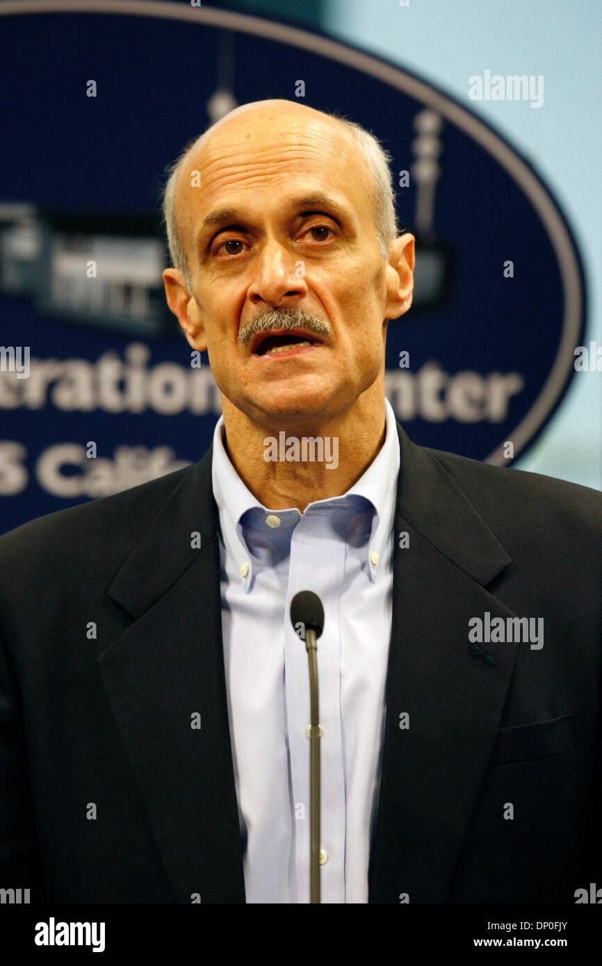 17. März 2006; Mather, CA, USA; Im Anschluss an ein Rundflug von Sacramento Homeland Security Secretary MICHAEL CHERTOFF verpflichtet mehr Bundesrepublik Dollar für Deich Reparaturen zu suchen. Chertoff tourte mit Kalifornien Gouverneur Schwarzenegger vor einer Pressekonferenz auf dem California Office von Emergency Services Operations Center in Mather. Obligatorische Credit: Foto von Mike Fox/ZU Stockfoto