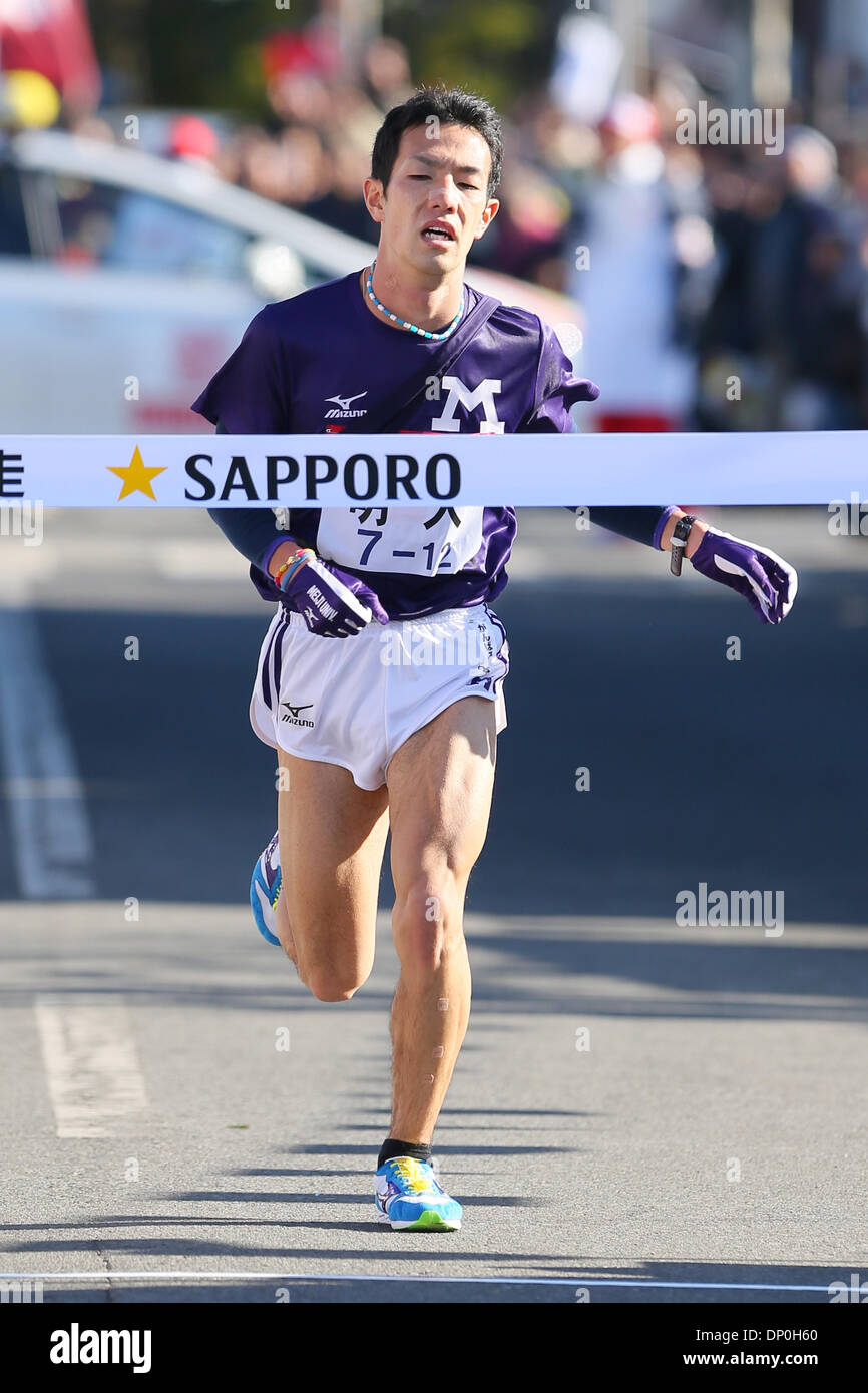 Kanagawa, Japan. 2. Januar 2014. Ken Yokote (Meiji-Univ) Leichtathletik: 90. Hakone-Ekiden-Rennen, das 5. Abschnitt Ziel in Hakone Ashi-See, in Kanagawa, Japan. © AFLO SPORT/Alamy Live-Nachrichten Stockfoto