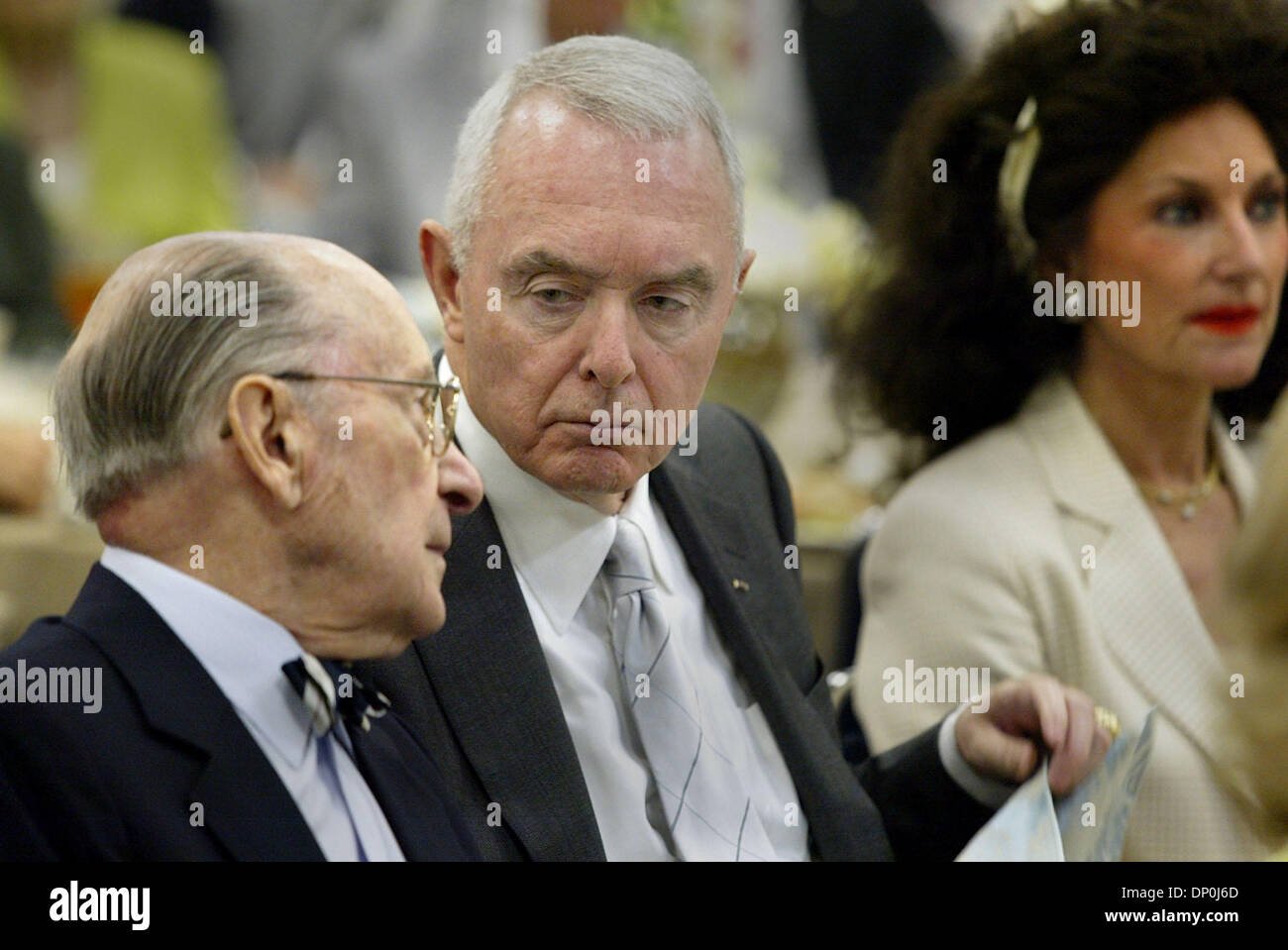 21. März 2006; Boca Raton, FL, USA; Pensionierter General Barry McCaffrey (Mitte) plaudert mit Irving R. Levine (links) vor McCaffery sprach an der Lynn University, Dienstagnachmittag, Adressierung der 2006 Dively Grenzen in Globalisierung Luncheon Vortrag. Christine E. Lynn sitzt ganz rechts.  Obligatorische Credit: Foto von Bob Shanley/Palm Beach Post/ZUMA Press. (©) Copyright 2006 von Palm Beach Stockfoto