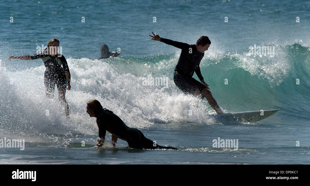 25. März 2006; Delray Beach, FL, USA; Surfer wetteifern um einen Platz auf dieser Welle aus Delray Beach Municipal, Samstag Morgen. Dutzende von Surfer waren die 2 bis 3 Fuß Wellen Rollen verursacht einige Wellen überfüllt zunutze. Obligatorische Credit: Foto von Bob Shanley/Palm Beach Post /ZUMA Press. (©) Copyright 2006 von Palm Beach Post Stockfoto