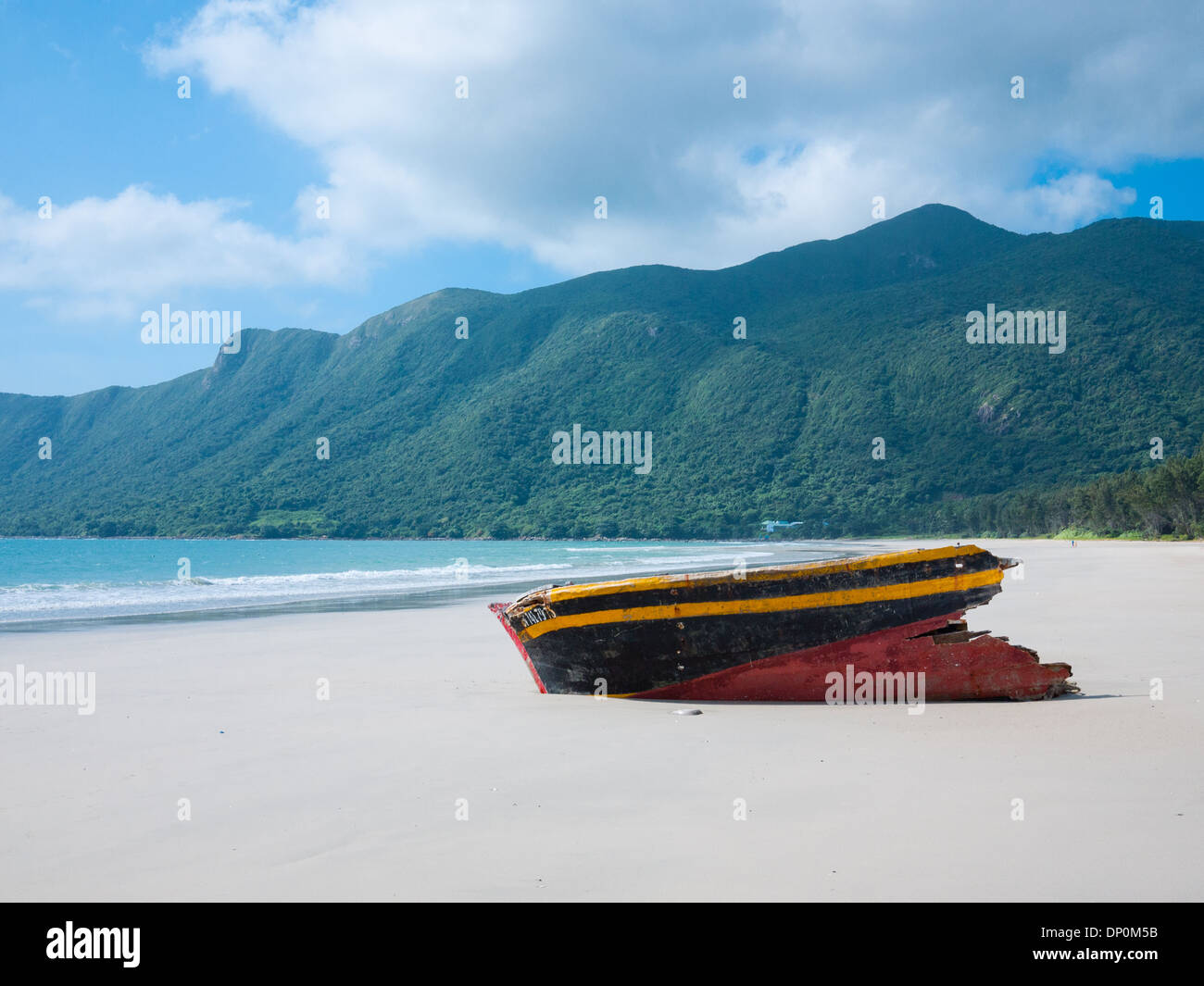 Ein Schiffswrack auf Hai Beach in Con Son Island, einer der Con Dao Inseln, im südlichen Vietnam. Stockfoto