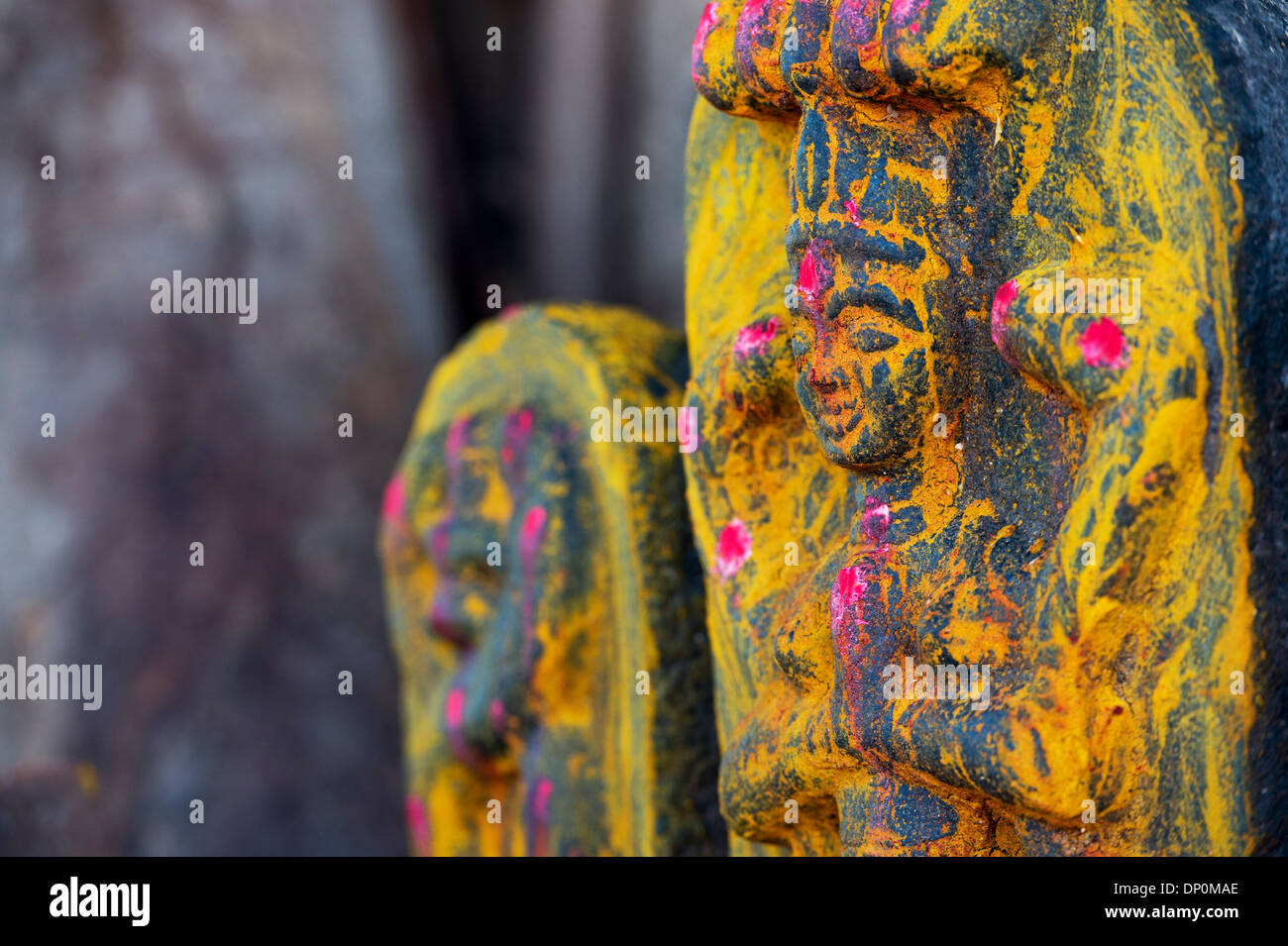 Hindu Altar Steinen in einem Tempel indische Vishnu Gottheit in der südindischen Landschaft darstellt. Andhra Pradesh, Indien Stockfoto Hindu Altar Steinen in einem Tempel indische Vishnu Gottheit in der südindischen Landschaft darstellt. Andhra Pradesh, Indien Stockfoto