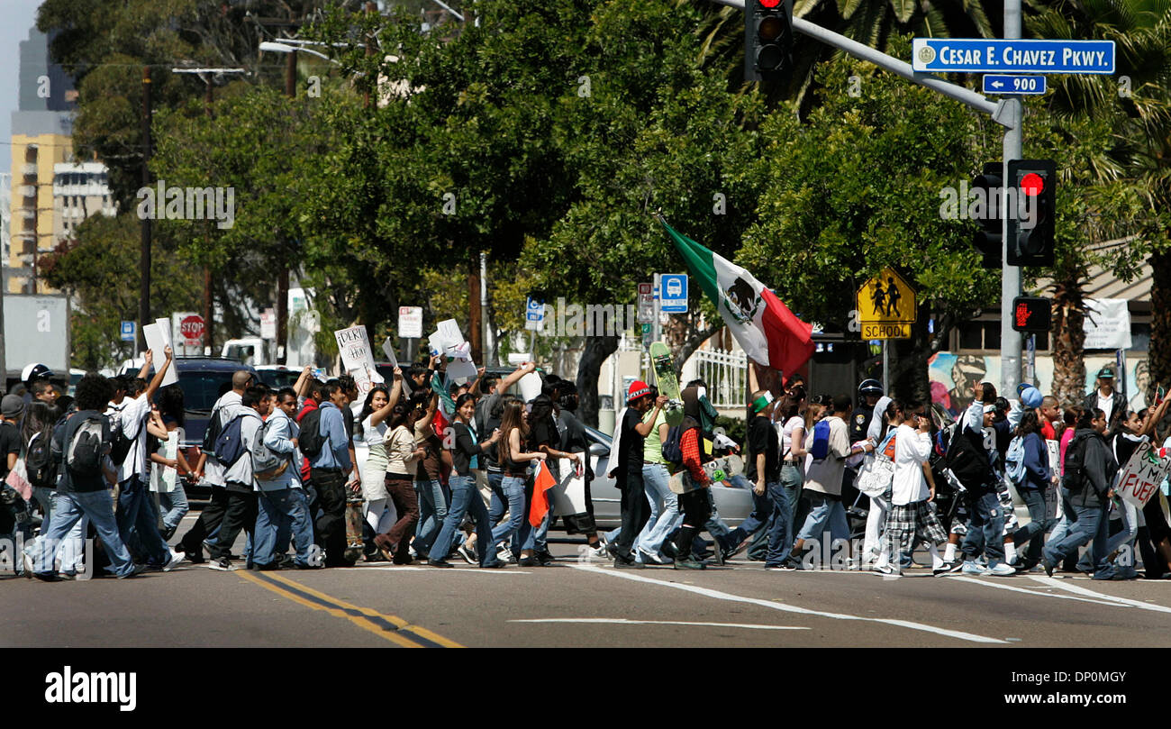28. März 2006; Barrio Logan, CA, USA; Eine Gruppe von Demonstranten überwiegend Studenten, März von Chicano Park entlang Cesar E. Chavez Parkway, San Diego City College Zuwanderungsgesetz protestieren. Obligatorische Credit: Foto von Howard Lipin/SDU-T/ZUMA Press. (©) Copyright 2006 by SDU-T Stockfoto