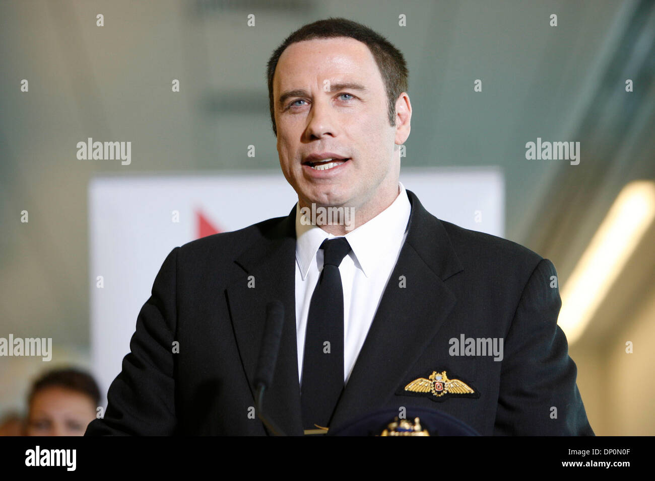 29. März 2006; San Francisco, CA, USA; Australische Fluggesellschaft Qantas Airways feierte seine neue Nonstop-Verbindung zwischen San Francisco und Sydney, seine Schwester Stadt mit San Francisco Bürgermeister Gavin Newsom und Qantas globale Goodwill-Botschafter JOHN TRAVOLTA Gruß die Ankunft des Fluges 73. Obligatorische Credit: Foto von Mike Fox/ZUMA Press. (©) Copyright 2006 von Mike Fox Stockfoto