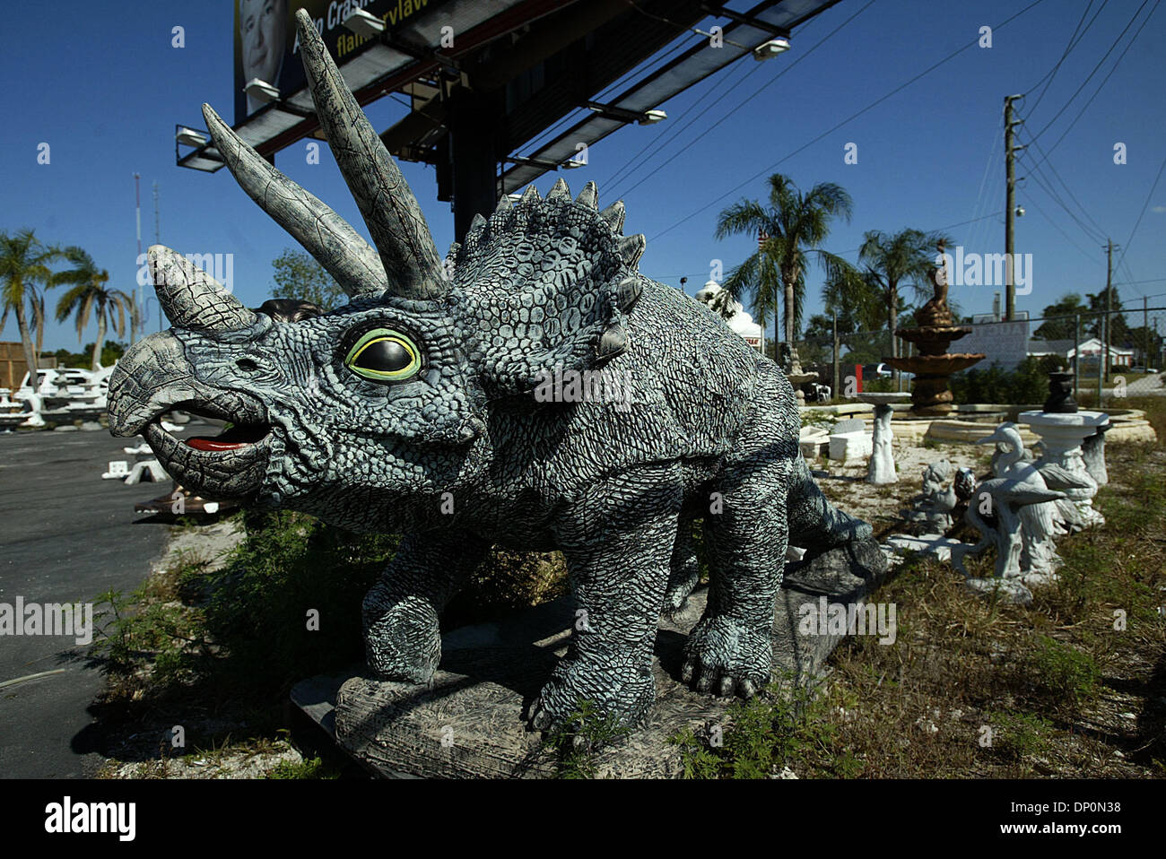 29. März 2006; Port St. Lucie, FL, USA; Eine bemalte konkrete Triceratops Dinosaurier-bei einem Gewicht von über zwei Tonnen erwartet Auktion Samstag bei der jetzt geschlossenen Al konkrete Spezialitäten um 7790 Süden uns 1 obligatorisch Credit: Foto von David Spencer/Palm Beach Post/ZUMA Press. (©) Copyright 2006 von Palm Beach Post Stockfoto