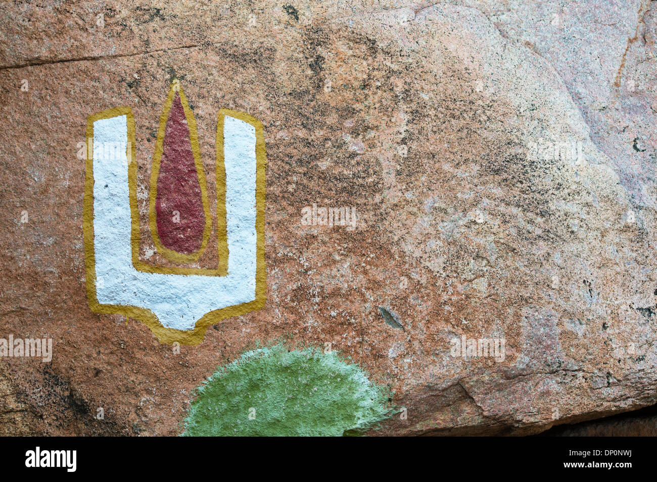 Venkateswara Symbol gemalt auf einem Felsen vor einem hindu Tempel in Andhra Pradesh, Indien Stockfoto