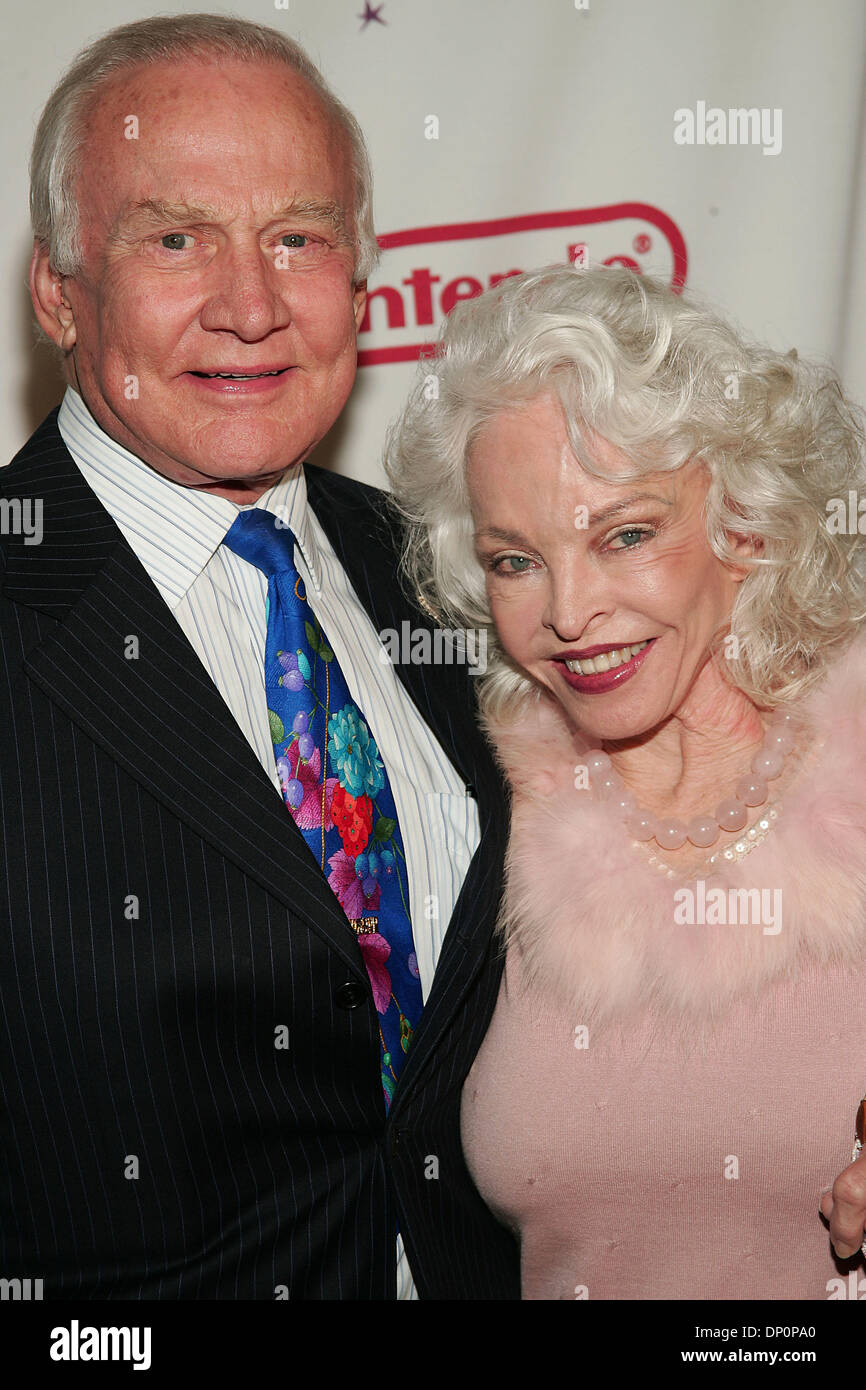 31. März 2006; Beverly Hills, CA, USA; BUZZ ALDRIN und Frau während Ankünfte in der Starlight Starbright Children's Stiftung stellaren Night Gala zu Ehren, Dakota Fanning im Beverly Hilton. Obligatorische Credit: Foto von Jerome Ware/ZUMA Press. (©) Copyright 2006 von Jerome Ware Stockfoto