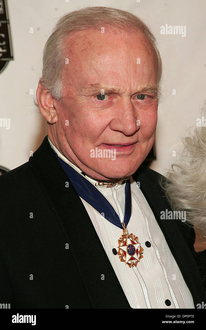 1. April 2006; Beverly Hills, CA, USA; Astronaut BUZZ ALDRIN bei Ankunft an der 38. jährliche Akademie der magischen Künste Award Show im Beverly Hilton. Obligatorische Credit: Foto von Jerome Ware/ZUMA Press. (©) Copyright 2006 von Jerome Ware Stockfoto