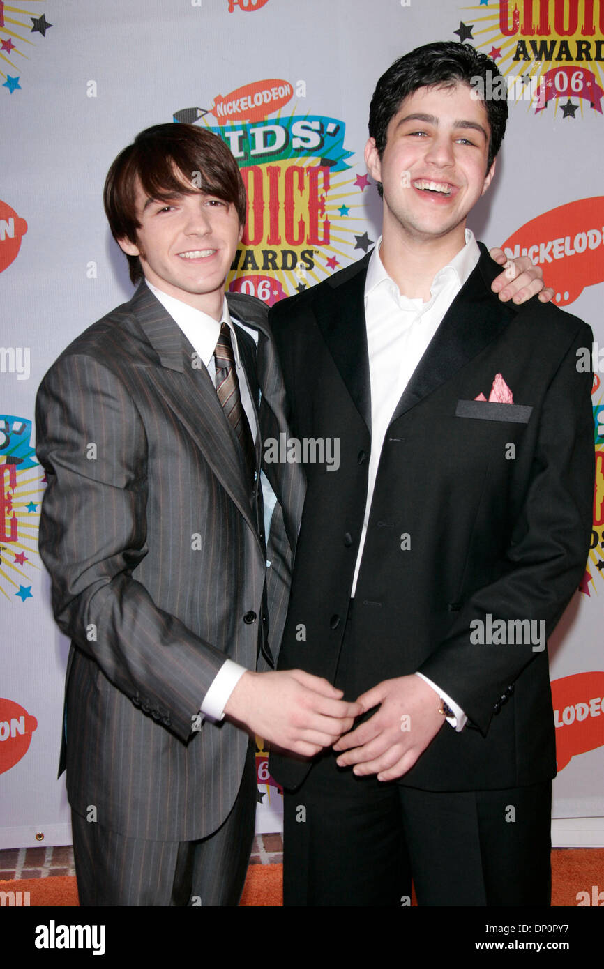 1. April 2006; Westwood, Kalifornien, USA; Schauspieler DRAKE BELL & JOSH PECK am 19. jährlichen Nickelodeon Kids Choice Awards 2006 abgehaltenen Pauley Pavillion auf dem Campus der UCLA. Obligatorische Credit: Foto von Lisa O'Connor/ZUMA Press. (©) Copyright 2006 von Lisa O'Connor Stockfoto 1. April 2006; Westwood, Kalifornien, USA; Schauspieler DRAKE BELL & JOSH PECK am 19. jährlichen Nickelodeon Kids Choice Awards 2006 abgehaltenen Pauley Pavillion auf dem Campus der UCLA. Obligatorische Credit: Foto von Lisa O'Connor/ZUMA Press. (©) Copyright 2006 von Lisa O'Connor Stockfoto