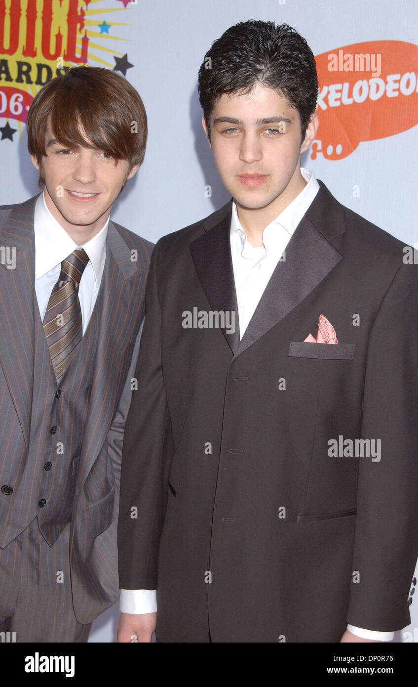 1. April 2006; Los Angeles, Kalifornien, USA;  Schauspieler DRAKE BELL und JOSH PECK am 19. jährliche Kid es Choice Awards 2006 abgehaltenen Pauley Pavillion auf dem Campus der UCLA.                           Obligatorische Credit: Foto von Paul Fenton/KPA/ZUMA Press. (©) Copyright 2006 von Paul Fenton Stockfoto 1. April 2006; Los Angeles, Kalifornien, USA;  Schauspieler DRAKE BELL und JOSH PECK am 19. jährliche Kid es Choice Awards 2006 abgehaltenen Pauley Pavillion auf dem Campus der UCLA.                           Obligatorische Credit: Foto von Paul Fenton/KPA/ZUMA Press. (©) Copyright 2006 von Paul Fenton Stockfoto