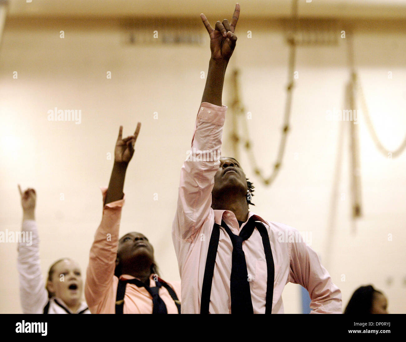 1. April 2006; Belle Glade, FL, USA; Kobras Tabitha Foreman, links, Tekeashia Black, Tavar James durchführen und für die Richter. Obligatorische Credit: Foto von Cydney Scott/Palm Beach Post/ZUMA Press. (©) Copyright 2006 von Palm Beach Post Stockfoto