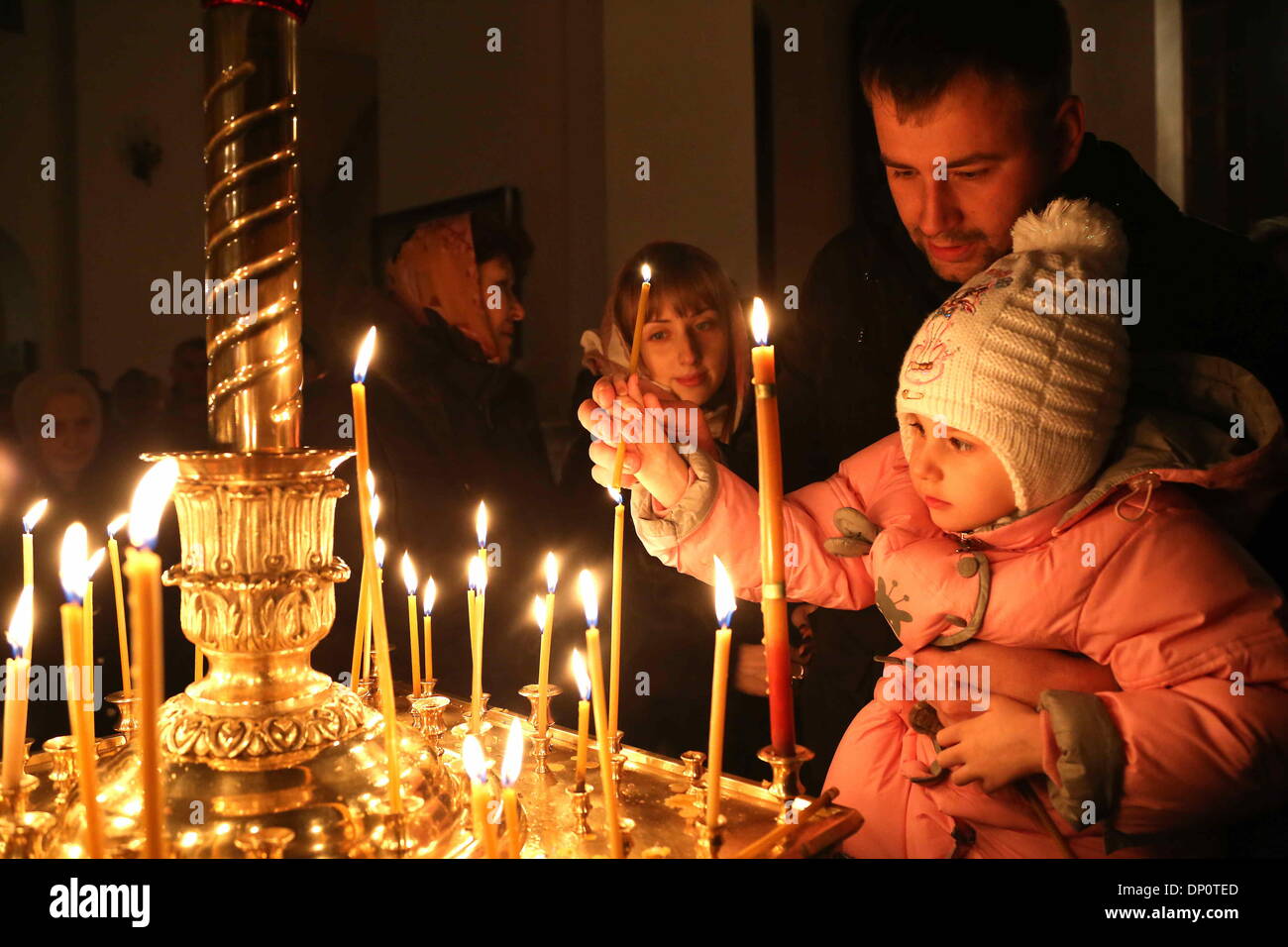 Almaty, Kasachstan. 6. Januar 2014. Orthodoxe Christen besuchen eine Weihnachtsmesse in Almaty