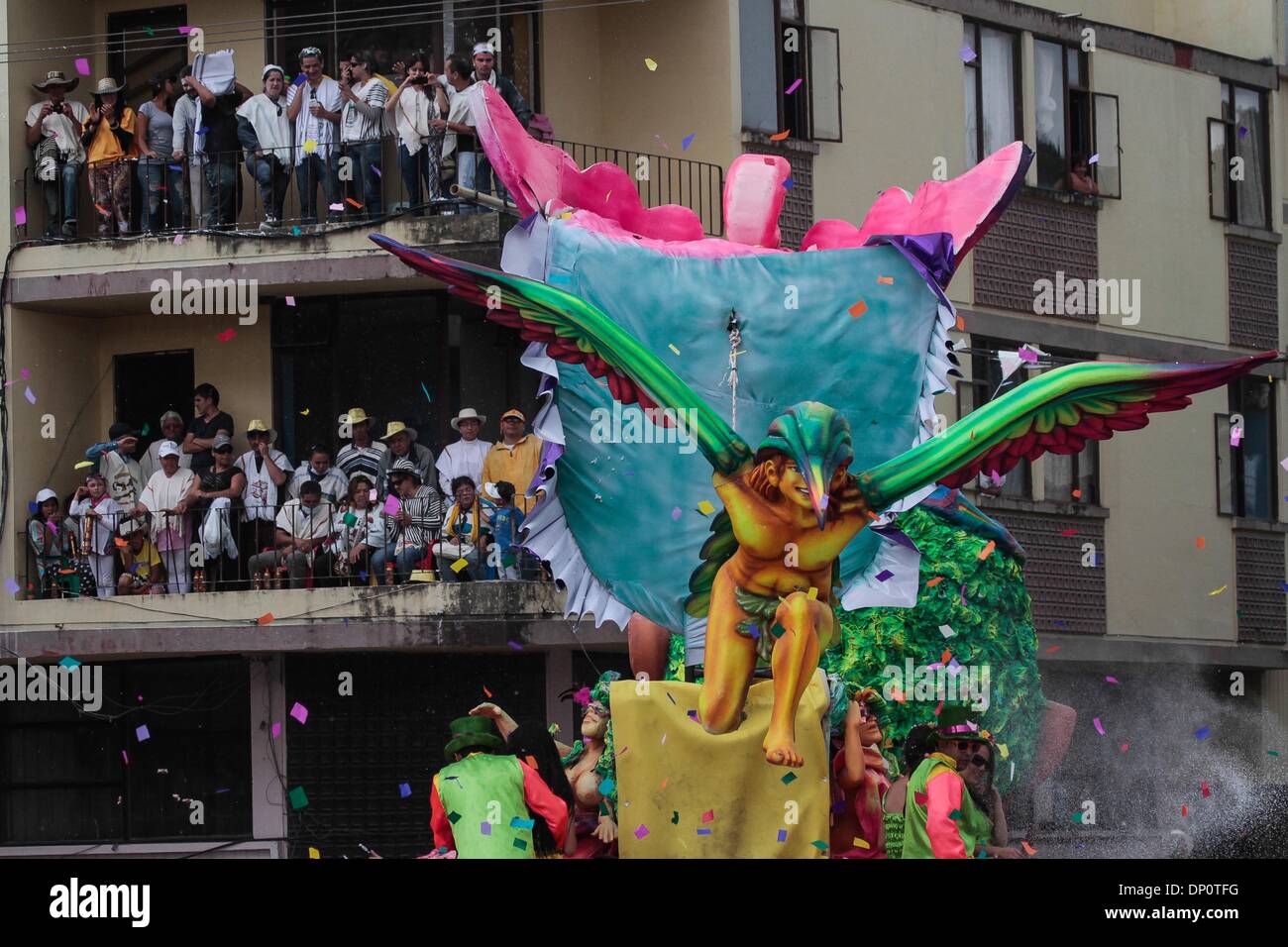 Pasto, Kolumbien. 6. Januar 2014. Ein Float beteiligt sich an der großen Parade Magno in der Stadt Pasto, Kolumbien, am 6. Januar 2014. Emblematischen Schwimmer werden in die "große Parade Magno" präsentiert endet der Karneval der schwarzen und weißen, eines der wichtigsten Feste von Kolumbien, 2009 vom Ausschuss der Vereinten Nationen Bildung, Wissenschaft und Kultur Organisation (UNESCO) als immaterielles Kulturerbe der Menschheit erklärt. Bildnachweis: Jhon Paz/Xinhua/Alamy Live-Nachrichten Stockfoto