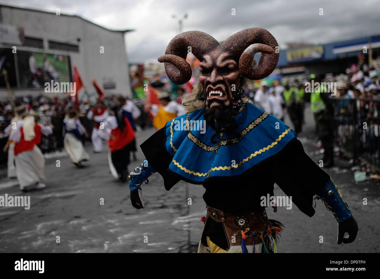 Pasto, Kolumbien. 6. Januar 2014. Ein Künstler beteiligt sich an der großen Parade Magno in der Stadt Pasto, Kolumbien, am 6. Januar 2014. Emblematischen Schwimmer werden in die "große Parade Magno" präsentiert endet der Karneval der schwarzen und weißen, eines der wichtigsten Feste von Kolumbien, 2009 vom Ausschuss der Vereinten Nationen Bildung, Wissenschaft und Kultur Organisation (UNESCO) als immaterielles Kulturerbe der Menschheit erklärt. Bildnachweis: Jhon Paz/Xinhua/Alamy Live-Nachrichten Stockfoto