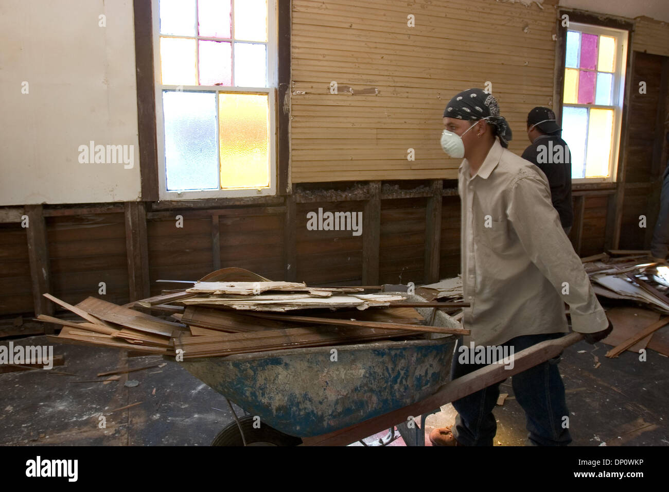 5. April 2006; New Orleans, LA, USA; Luis Moreno, einem honduranischen aus New York City, arbeitet auf eine Crew Entkernung einer Kirche in New Orleans durch den Hurrikan Katrina beschädigt. Eine ein-Zimmer-Wohnung teilt über den Fluss er mit zwei anderen Honduraner auf die Belegschaft. Obligatorische Credit: Foto von Kayte Deioma/ZUMA Press. (©) Copyright 2006 von Kayte Deioma Stockfoto