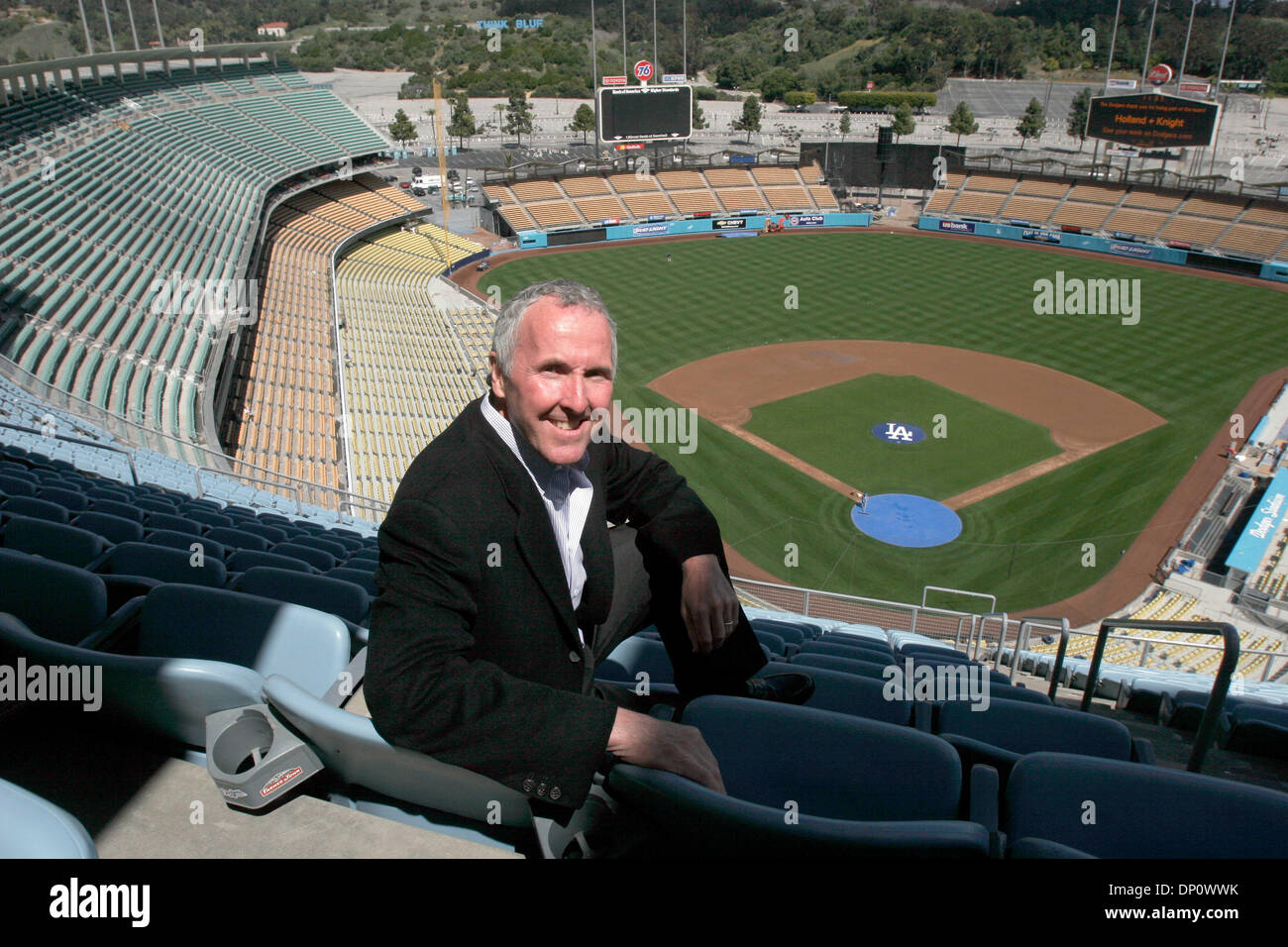 5. April 2006; Los Angeles, Kalifornien, USA; Baseball-Team Los Angeles Dodger Inhaber FRANK MCCOURT stellt im Dodger Stadium. Obligatorische Credit: Foto von Ringo Chiu/ZUMA Press. (©) Copyright 2006 von Ringo Chiu Stockfoto