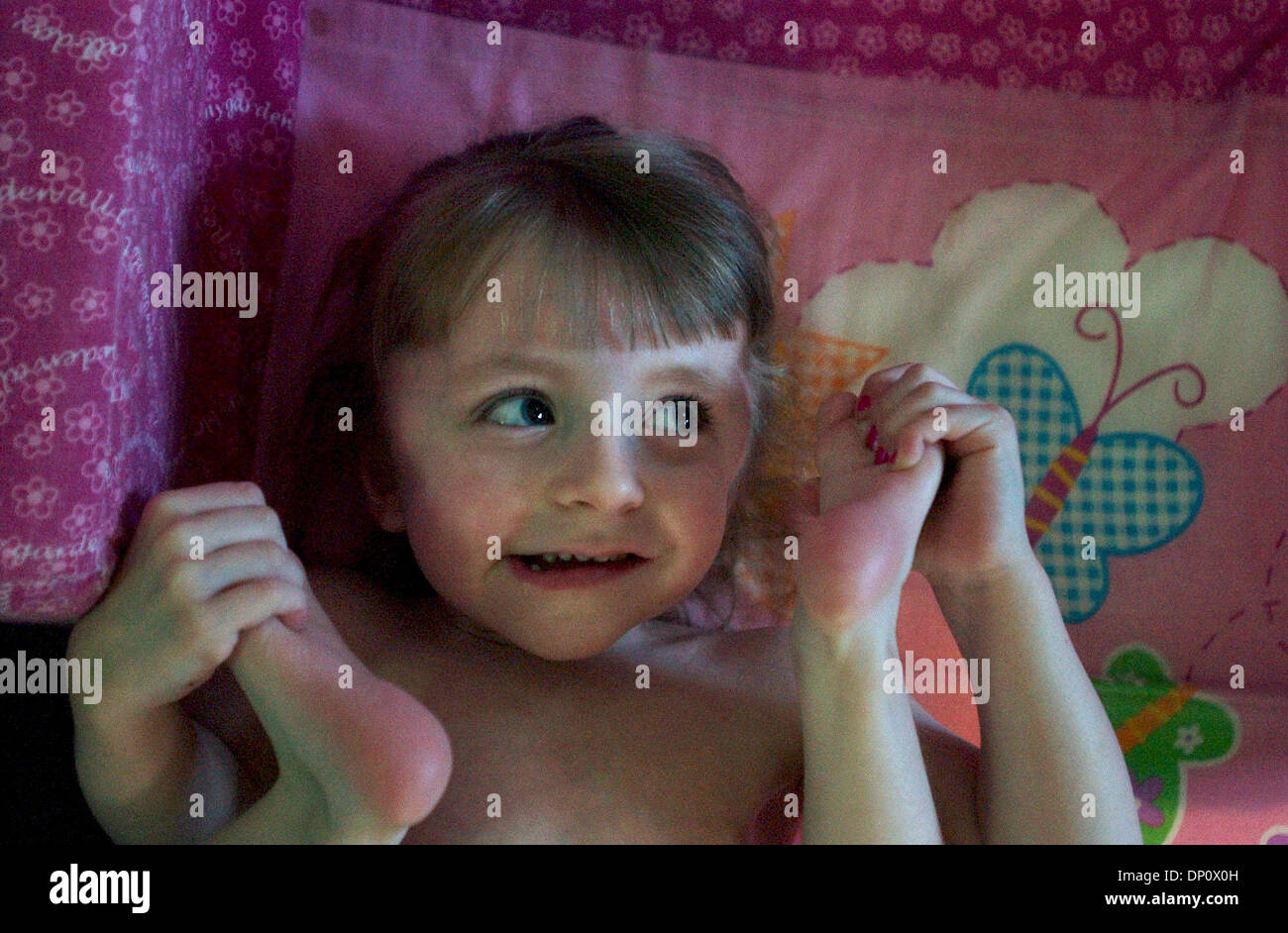 6. April 2006; International Falls, MN, USA; Five-Year-Old Hoffnung Moss taucht ihre Flexibilität mit ihren Füßen durch den Kopf.  Moss hat Glasknochenkrankheit. Five-Year-Old Hoffnung Moss Glasknochenkrankheit leidet, aber ist der Besuch des Kindergartens in International Falls trotz der Gefahr von Knochenbrüchen.  Obligatorische Credit: Foto von Joey McLeister/Minneapolis Star T/ZUMA Press. (©) Copyrigh Stockfoto