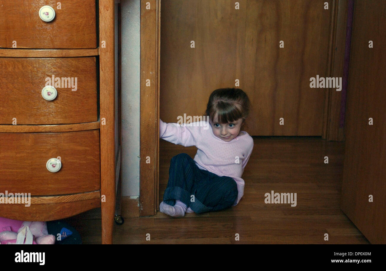 6. April 2006; International Falls, MN, USA; Five-Year-Old Hoffnung Moss Steckeranschluss rund um das Haus auf den Hintern.  Sie geht in ihr Zimmer.  Weil sie Glasknochenkrankheit hat, kann sie sich sehr lange nicht unterstützen. Five-Year-Old Hoffnung Moss Glasknochenkrankheit leidet, aber ist der Besuch des Kindergartens in International Falls trotz der Gefahr von Knochenbrüchen. Obligatorische Credit: Phot Stockfoto