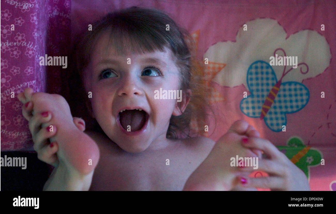 6. April 2006; International Falls, MN, USA; Five-Year-Old Hoffnung Moss taucht ihre Flexibilität mit ihren Füßen durch den Kopf.  Moss hat Glasknochenkrankheit. Five-Year-Old Hoffnung Moss Glasknochenkrankheit leidet, aber ist der Besuch des Kindergartens in International Falls trotz der Gefahr von Knochenbrüchen. Obligatorische Credit: Foto von Joey McLeister/Minneapolis Star T/ZUMA Press. (©) Copyright Stockfoto