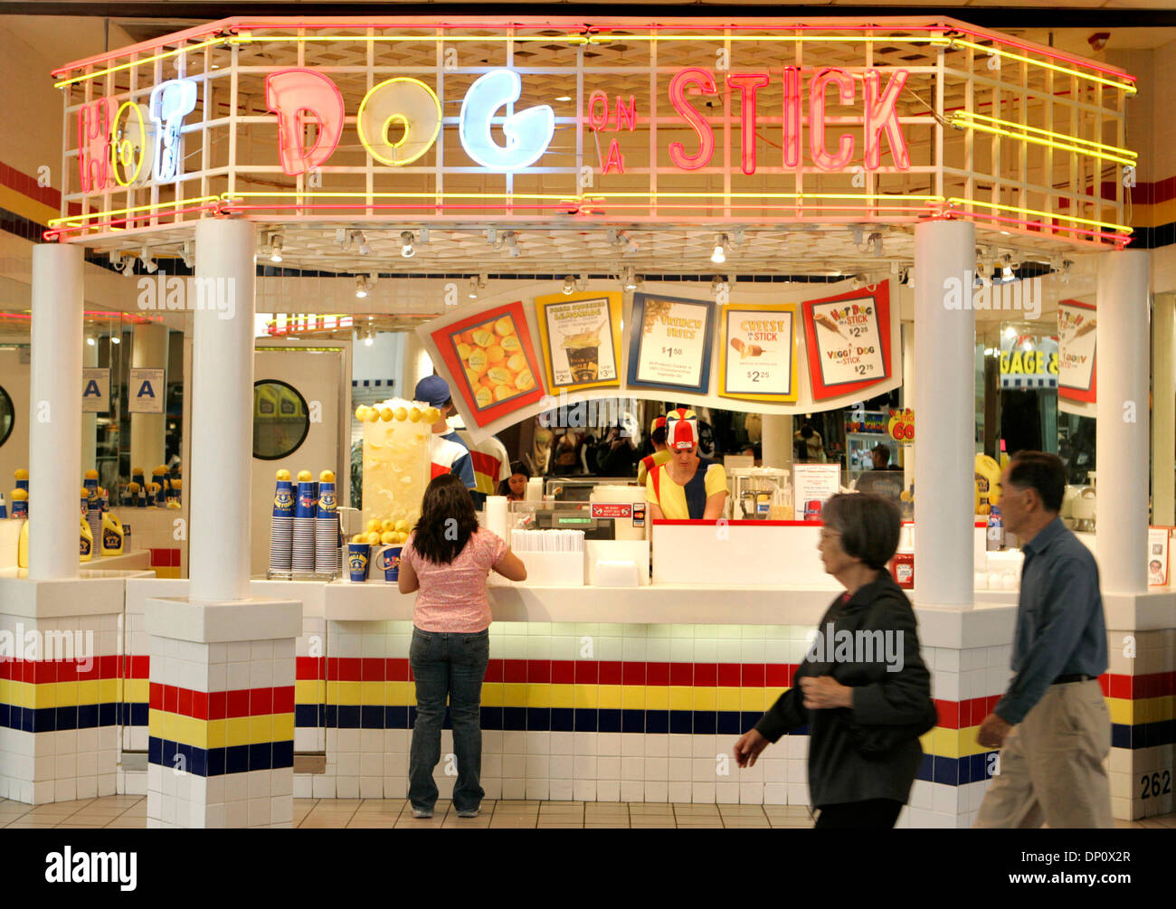 6. april 2006; carlsbad, kalifornien, usa; der hot dog auf einem stick-stand  in der westfield shoppingtown plaza camino real in carlsbad. obligatorische  credit: foto von don kohlbauer/sdu-t/zuma press. (©) copyright 2006 by