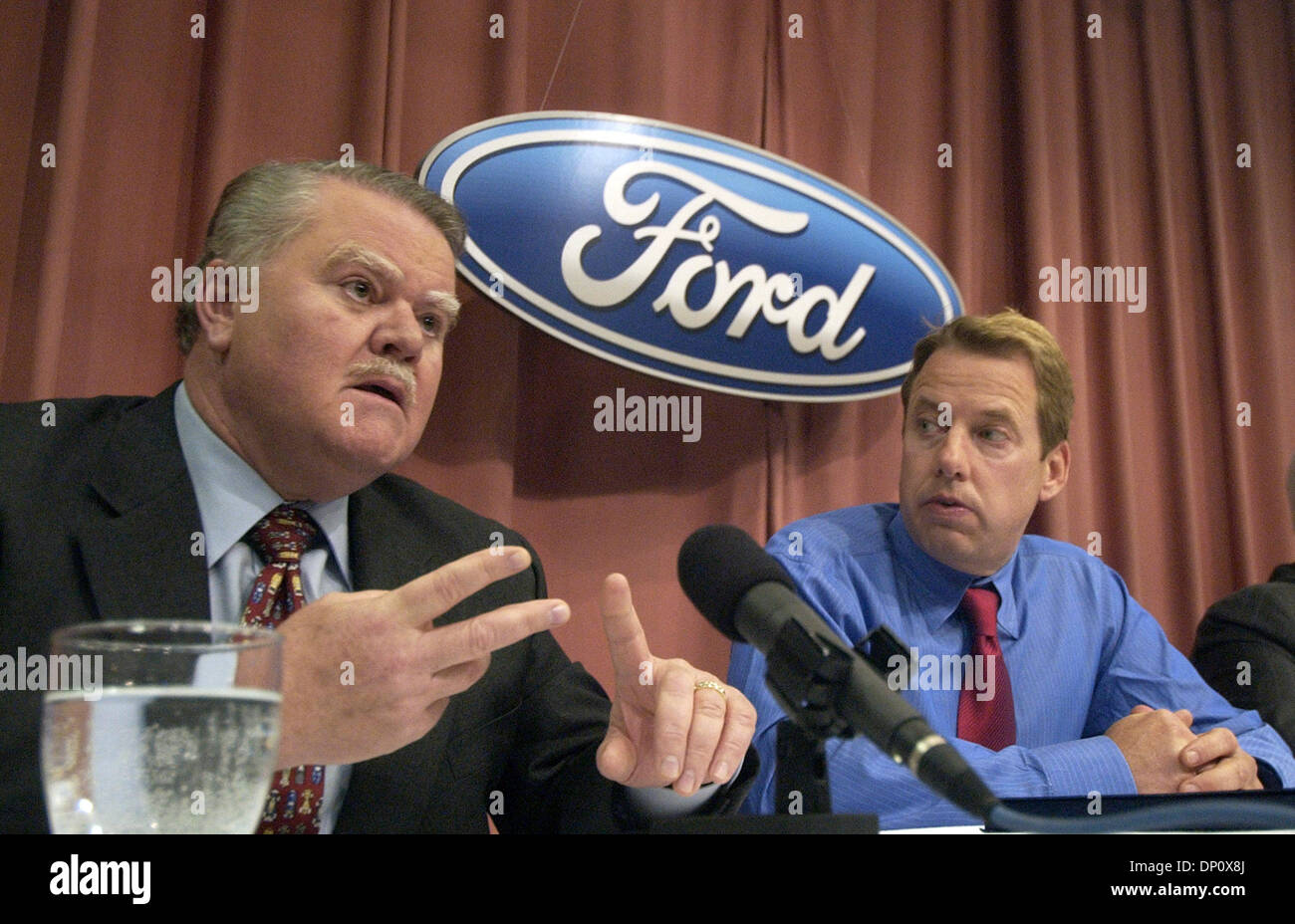 6. April 2006; Dearborn, Michigan, USA; Foto-Datei 22.04.04. Ford Motor Company bekannt 6. April 2006, dass JIM Peters (L) in den Ruhestand als Präsident und Chief Operating Officer, wirksam zum 1. Juli des Unternehmens und seine Aufgaben von Chairman und Chief Executive Officer Bill Ford auszugehen werden durch die Leitung einer neuen Executive Operating Committee setzt sich aus den automake Stockfoto