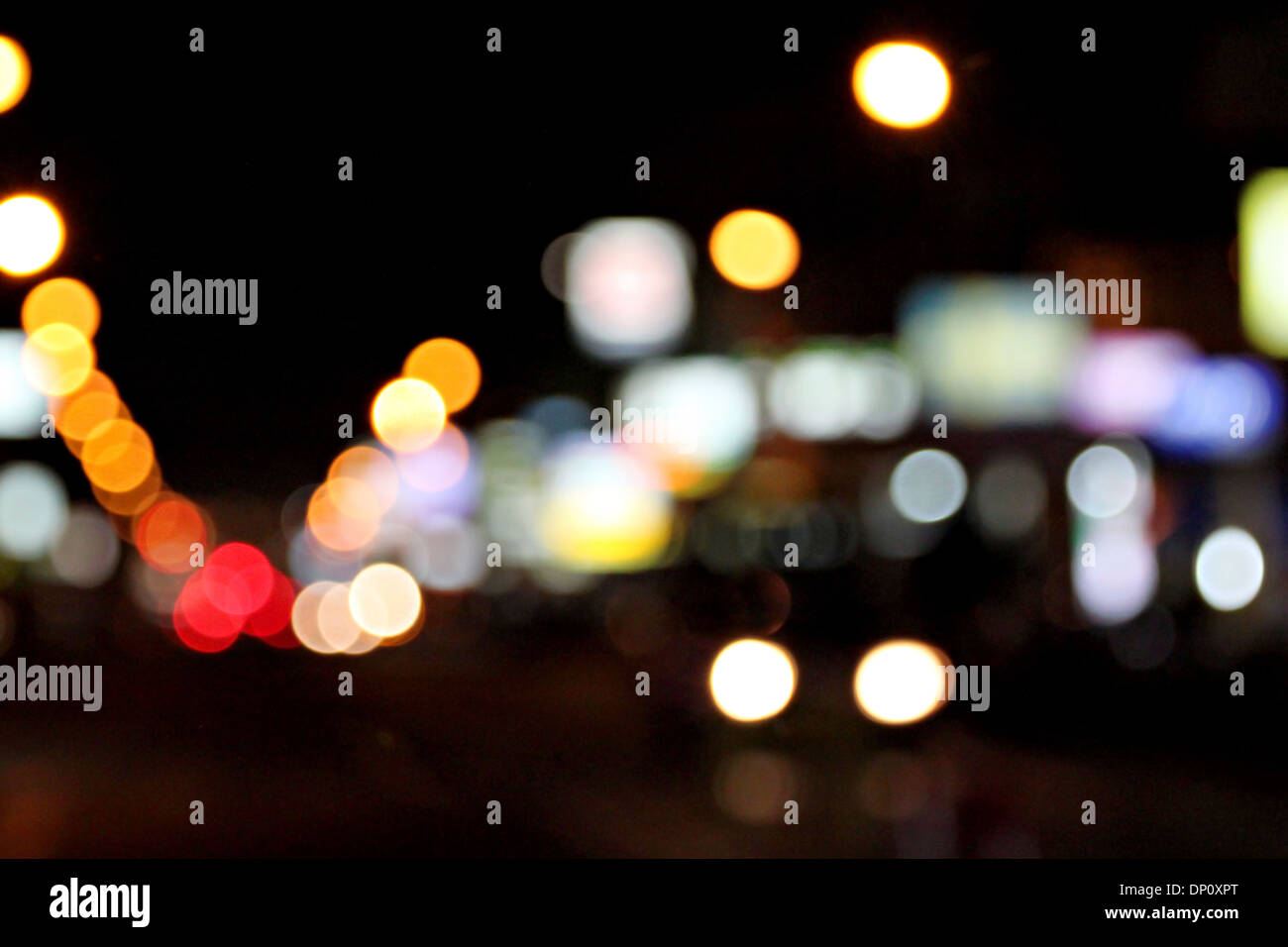 Bunte Lichter verschwommen Bokeh Zusammenfassung Hintergrund. Stockfoto