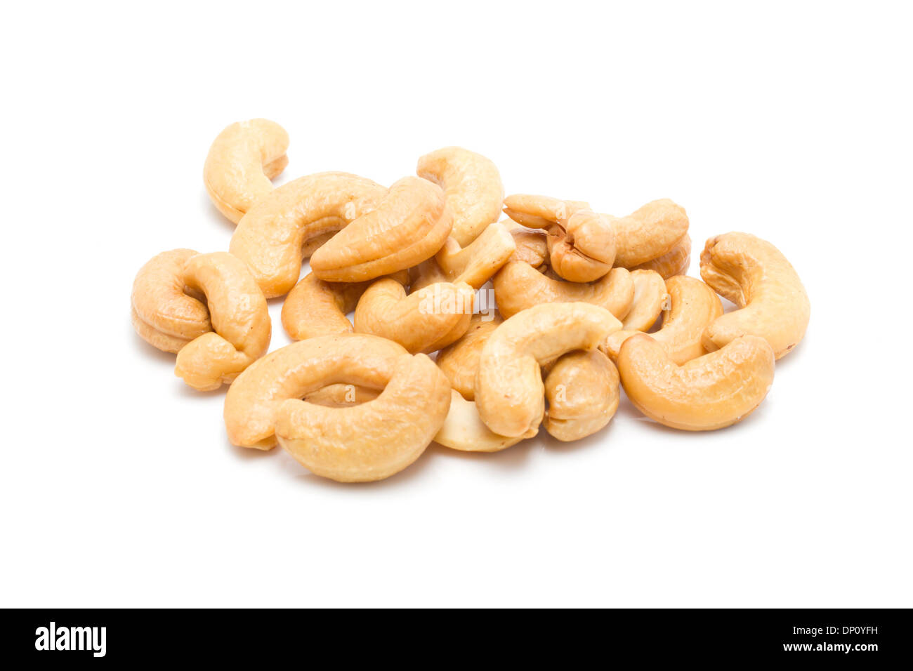 Cashew-Nüssen isoliert auf weißem Hintergrund. Stockfoto