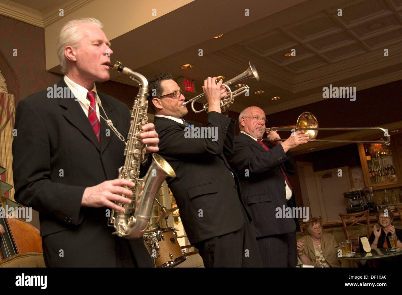 10. April 2006; New Orleans, LA, USA; Die Maryland Jazz Band Köln führt auf das Royal Sonesta Hotel in New Orleans am 10. April 2006. Die Band, unter der Leitung von Posaunist, GERHARD "Doggy" HUND (rechts), reist nach New Orleans, mit lokalen jazz-Musiker in der ganzen Stadt durchzuführen. Nach dem Hurrikan Katrina hielt die Band Spendenaktionen in Bars und Kneipen rund um Köln, ra Stockfoto