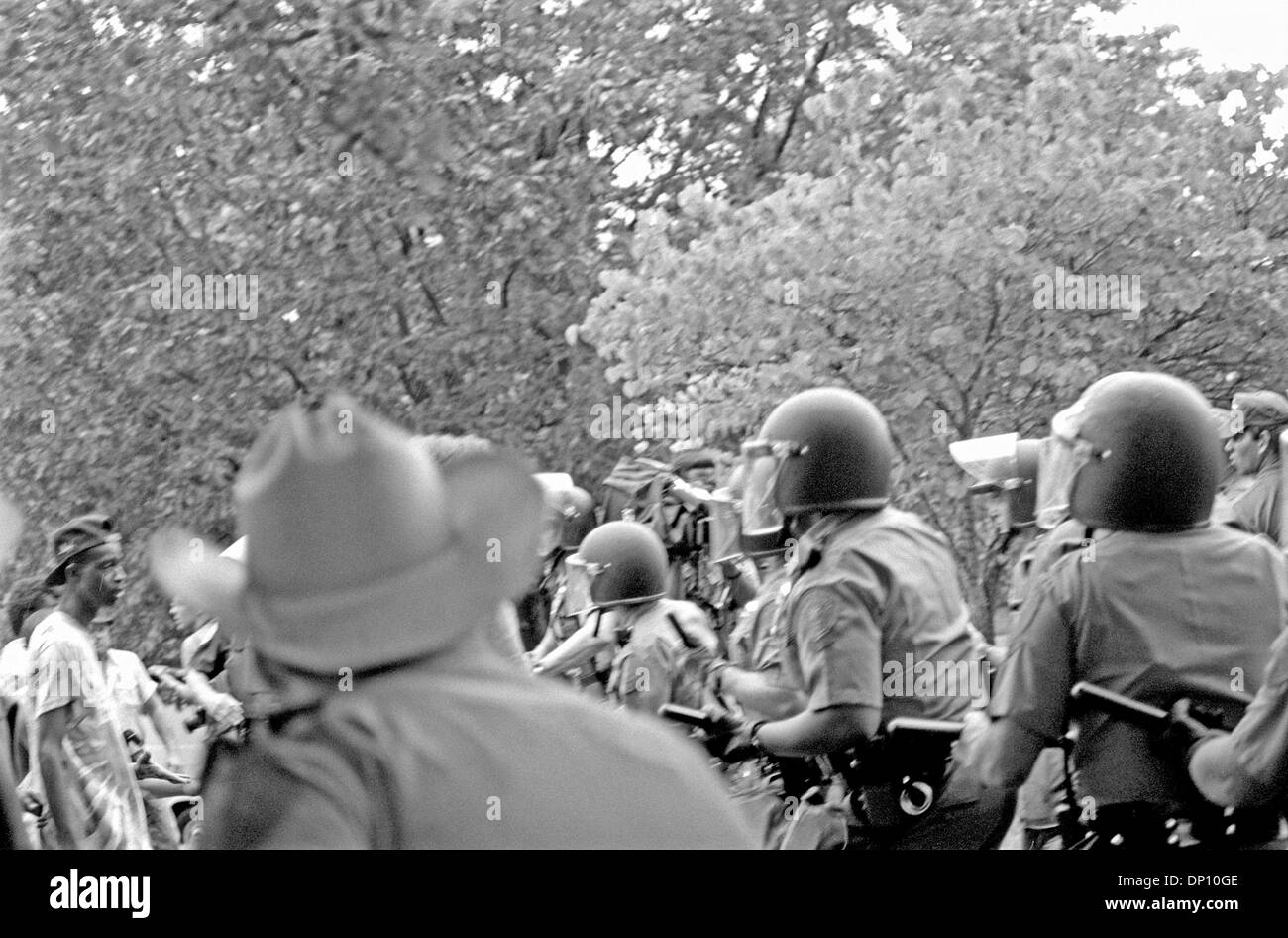 10. April 2006; Dallas, TX, USA; (Foto-Datei: 1. Januar 1993) Staatspolizei eingreifen, um separate Gruppen wie der Klan und die Black Panthers bei dieser KKK-Rallye in Texas, das stellte sich zum Schlechteren für Offiziere, die versuchen, die Kontrolle zu behalten. Obligatorische Credit: Foto von David Teagle/ZUMA Press. (©) Copyright 2006 von David Teagle Stockfoto