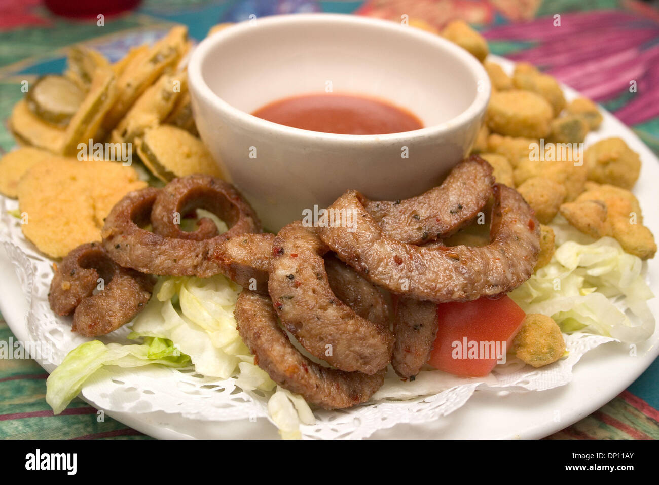 11. April 2006; New Orleans, LA, USA; Die Praline Verbindung südlichen Creole Soulfood Restaurant in New Orleans. Im Bild: Gebratener Alligator Wurst, gebratene Okra und gebratene Pickle Chips.  Obligatorische Credit: Foto von Kayte Deioma/ZUMA Press. (©) Copyright 2006 von Kayte Deioma Stockfoto