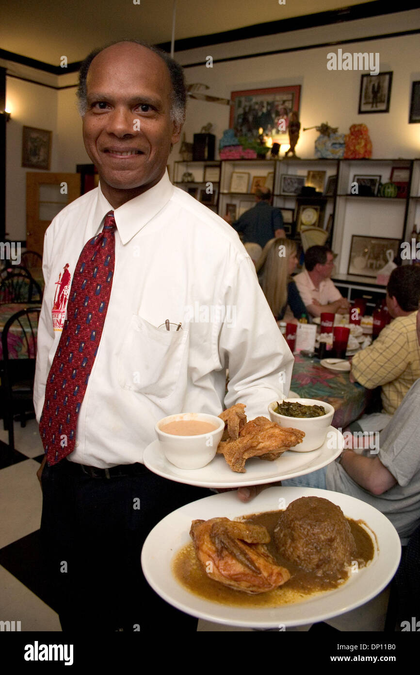 11. April 2006; New Orleans, LA, USA; Die Praline Verbindung südlichen Creole Soulfood Restaurant in New Orleans. Im Bild: Native New Orleanian HAROLD TOUSSAINT liefert preisgekrönten gebraten und gebratenes Huhn.  Obligatorische Credit: Foto von Kayte Deioma/ZUMA Press. (©) Copyright 2006 von Kayte Deioma Stockfoto