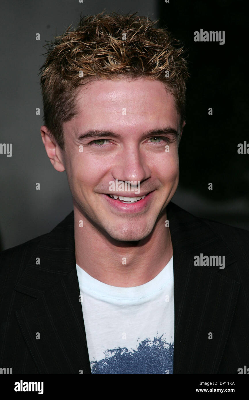 11. April 2006; Hollywood, Kalifornien, USA; Schauspieler TOPHER GRACE bei der Weltpremiere von "American Dreamz" am Arclight Theater in Hollywood statt. Obligatorische Credit: Foto von Jerome Ware/ZUMA Press. (©) Copyright 2006 von Jerome Ware Stockfoto