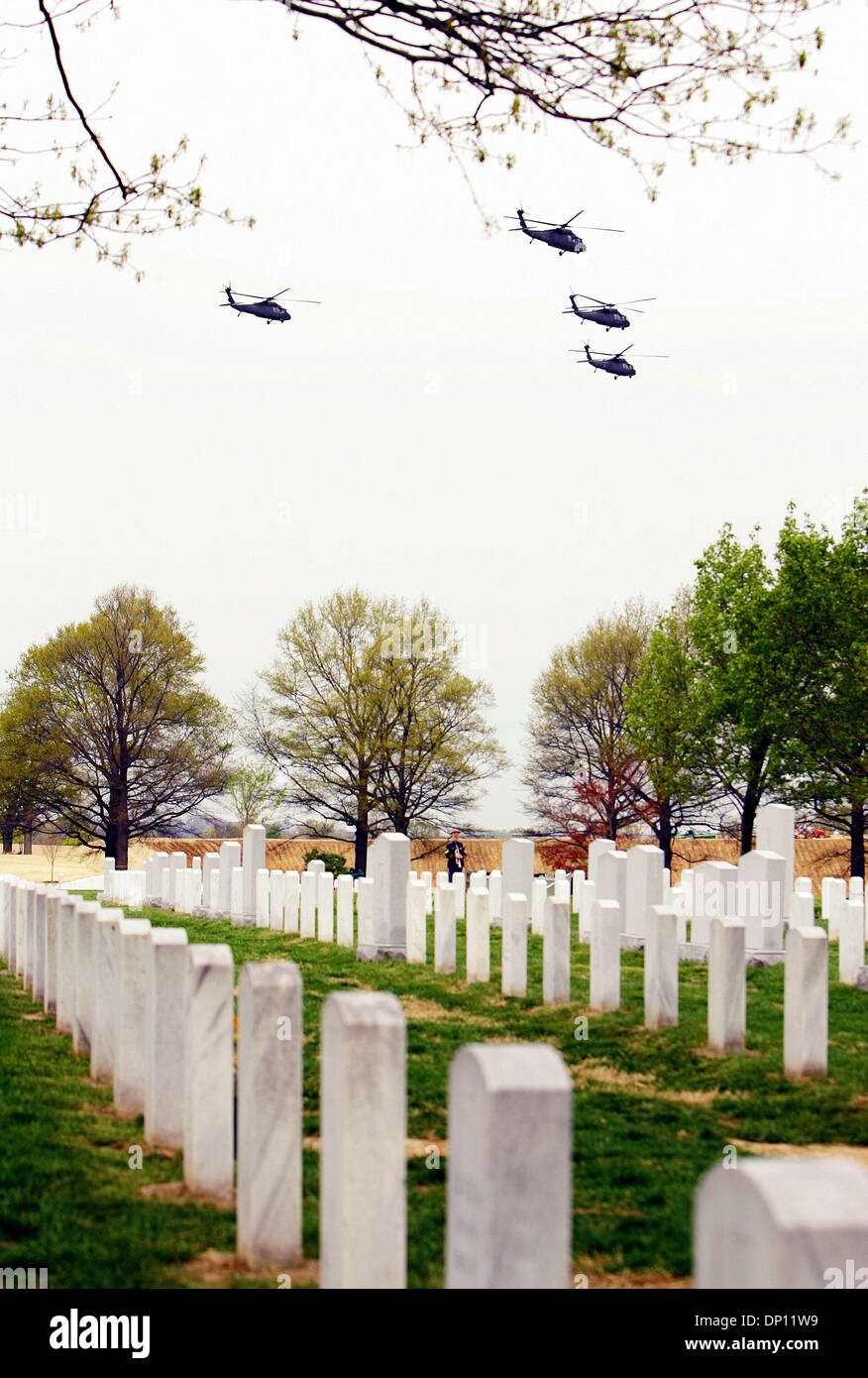 12. April 2006; Washington, DC, USA; Vier Hubschrauber in die "Missing Man Formation", überfliegen während der Trauerfeier für Sgt. William E. Dillender in Arlington Staatsangehörig-Kirchhof am 12. April 2006.  Die Department of Defense POW/fehlende Personal Office kündigte am 14. Februar 2006, dass die Überreste von Major Jack L. Barker, Waycross, Fa.; Captain John F. Dugan, Roselle, NJ; Sgt. William Stockfoto