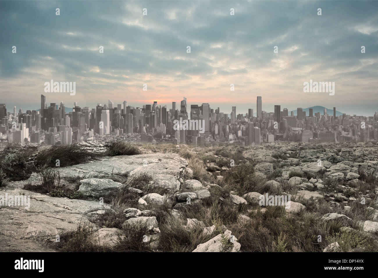 Heitere Landschaft mit Stadt am Horizont Stockfoto